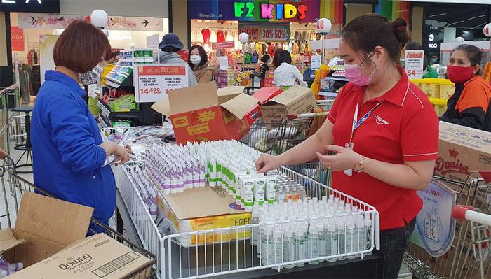 Nh&acirc;n vi&ecirc;n Si&ecirc;u thị Big C Long Bi&ecirc;n li&ecirc;n tục chuyển nước s&aacute;t khuẩn tới quầy phục vụ nhu cầu người d&acirc;n.