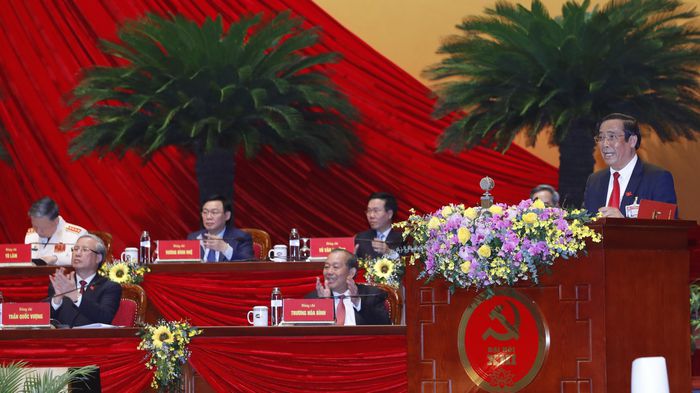 Đồng ch&iacute; Nguyễn Thanh B&igrave;nh, Ph&oacute; Trưởng ban Thường trực Ban Tổ chức Trung ương kh&oacute;a XII thay mặt Ban Kiểm phiếu Đại hội b&aacute;o c&aacute;o kết quả bầu cử.