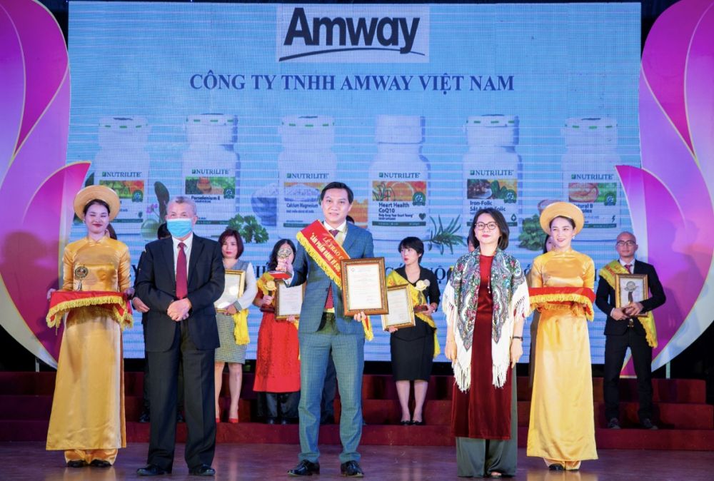 Giám đốc Đối ngoại  Amway Việt Nam nhận Bằng khen và Kỷ niệm chương.
