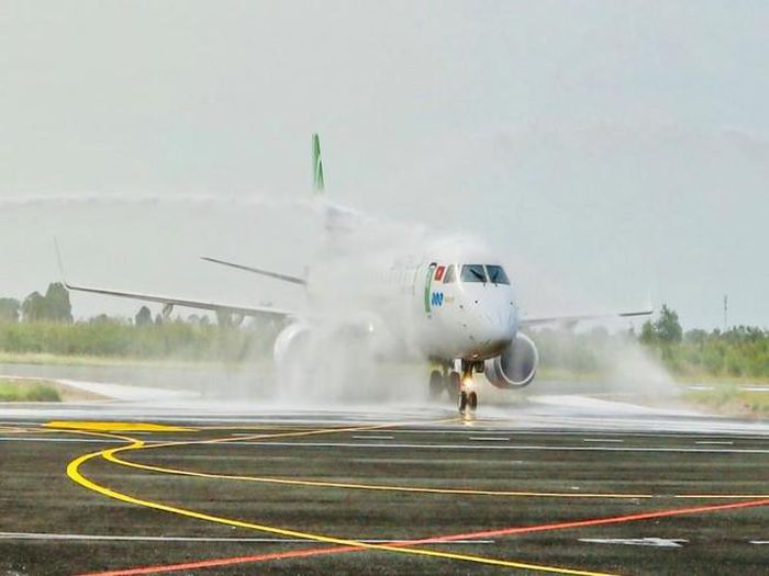Nghi thức rửa m&aacute;y bay khai trương đường bay mới Rạch Gi&aacute; - H&agrave; Nội.