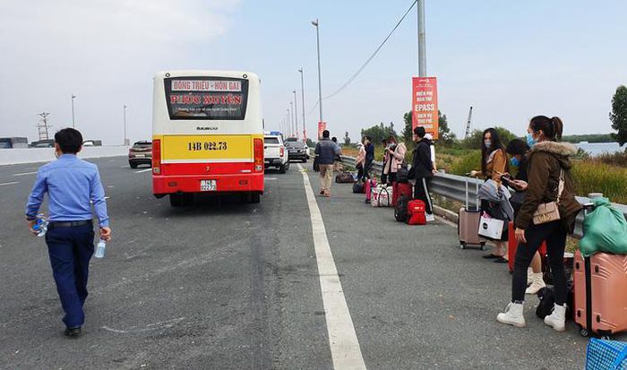 Người d&acirc;n đ&oacute;n xe tr&ecirc;n cầu Bạch Đằng.