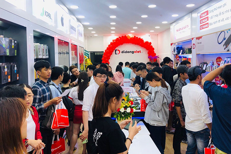 Di Động Việt bán xuyên Tết Nguyên Đán.