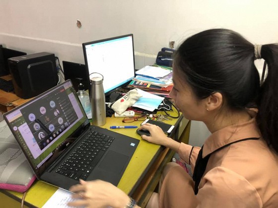 UBND TPHCM chỉ đạo c&aacute;c cơ sở gi&aacute;o dục tiếp tục dạy v&agrave; học tr&ecirc;n internet để đảm bảo kế hoạch thời gian năm học 2020 - 2021.