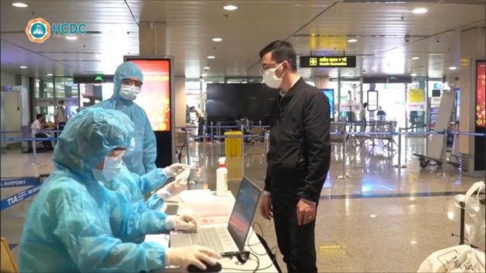 Khai b&aacute;o y tế lấy mẫu ngẫu nhi&ecirc;n h&agrave;nh kh&aacute;ch từ 3 s&acirc;n bay quốc nội.