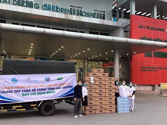 Gần 40.000 đơn vị sữa đang được trao gửi đến các y bác sĩ tuyến đầu và người dân tại các khu vực cách ly ở tỉnh Hải Dương.