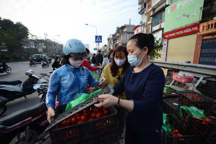 Người d&acirc;n đến mua ủng hộ n&ocirc;ng sản Hải Dương trưa 21/2 tại 38 Giải Ph&oacute;ng.