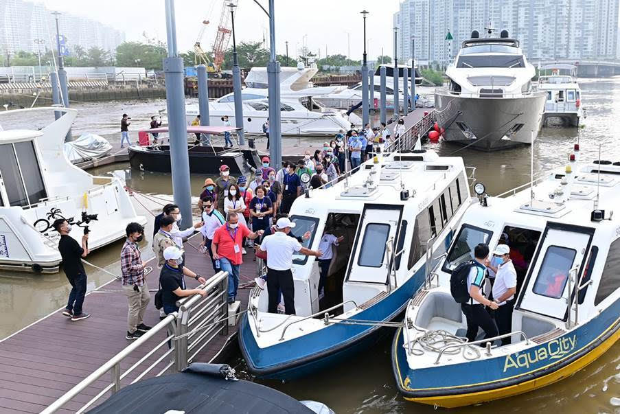 Novaland: Tổ chức tour du ngoạn đường sông cho khách tham quan nhà mẫu đảo Phượng Hoàng.