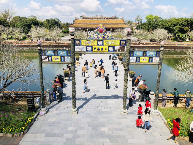 Giảm 50% ph&iacute; tham quan c&aacute;c điểm di t&iacute;ch lịch sử văn h&oacute;a Huế đối với kh&aacute;ch theo tour.