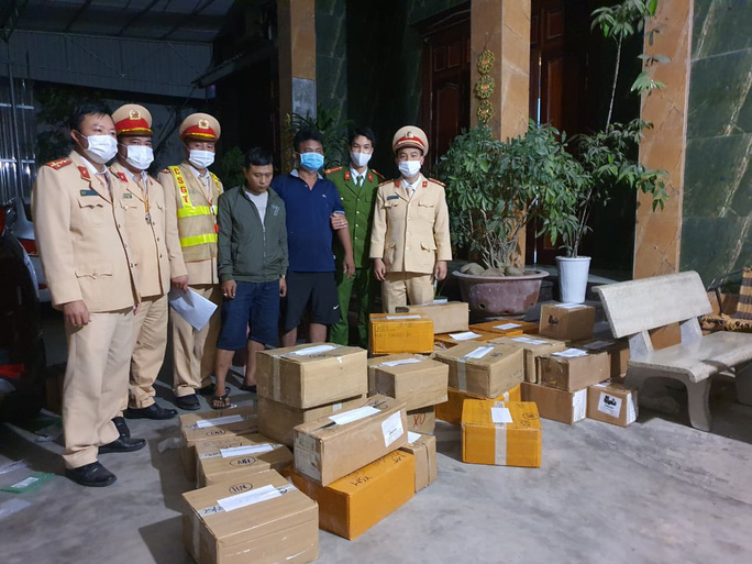 Ph&ograve;ng CSGT C&ocirc;ng an tỉnh Thanh H&oacute;a tạm giữ 3.000 chiếc điện thoại Iphone nghi nhập lậu.