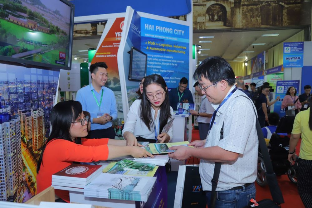 Kh&aacute;ch h&agrave;ng tham dự  Vietnam Expo 2020.
