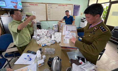 Đội Quản lý thị trường số 1 (Cục Quản lý thị trường Hà Nội) kiểm đếm số thuốc tây nhập lậu từ Hàn Quốc