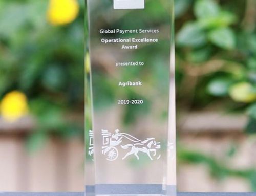 Cúp pha lê giải thưởng “Chấtlượng thanh toán quốc tế xuất sắc” do Ngân hàng Wells Fargo trao tặng Agribank