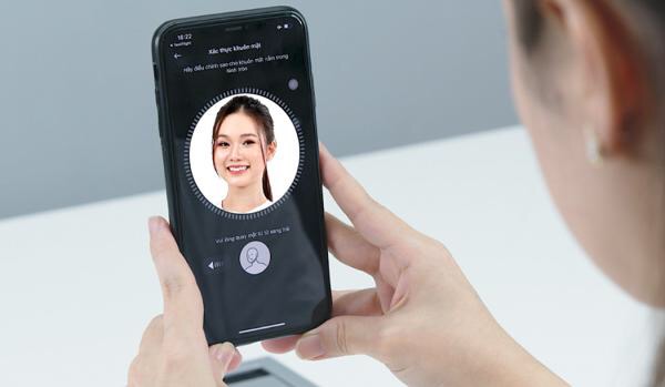 Xác thực người dùng bằng khuôn mặt trên thiết bị mới gia tăng bảo vệ cho tài khoản khách hàng.