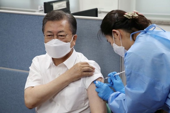 Tổng thống Moon Jae-in được tiêm vaccine ngừa Covid-19 của AstraZeneca tại thủ đô Seoul sáng nay