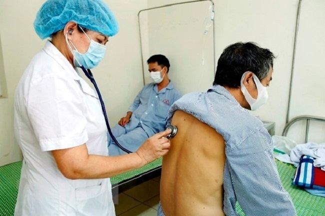 Thăm khám cho bệnh nhân lao tại Bệnh viện Phổi trung ương.