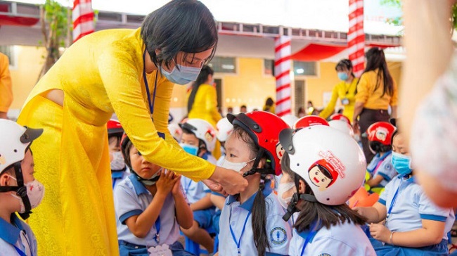 Cô giáo Trường Tiểu học Trần Hưng Đạo đội mũ cho các em học sinh bước vào năm học mới