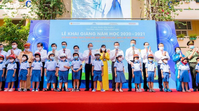 Phó Thủ tướng Thường trực Chính phủ Trương Hoà Bình tặng mũ bảo hiểm cho học sinh trong năm học mới