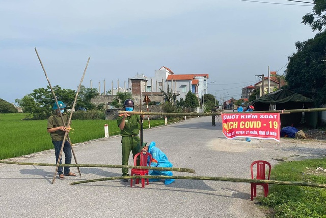 C&aacute;c chốt kiểm so&aacute;t dịch bệnh được lập tại địa b&agrave;n x&atilde; Đạo L&yacute;, huyện L&yacute; Nh&acirc;n.