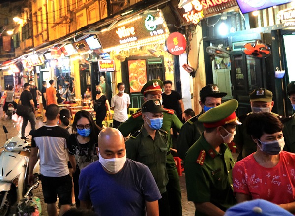 Thêm một ca dương tính Covid-19 có lịch trình di chuyển nhiều nơi tại phố cổ