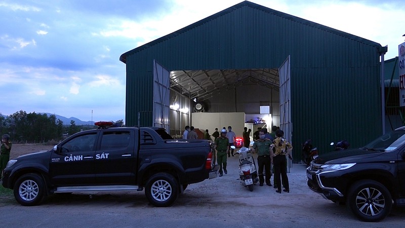 Lực lượng cảnh sát kiểm tra kho xăng dầu. Ảnh: PN