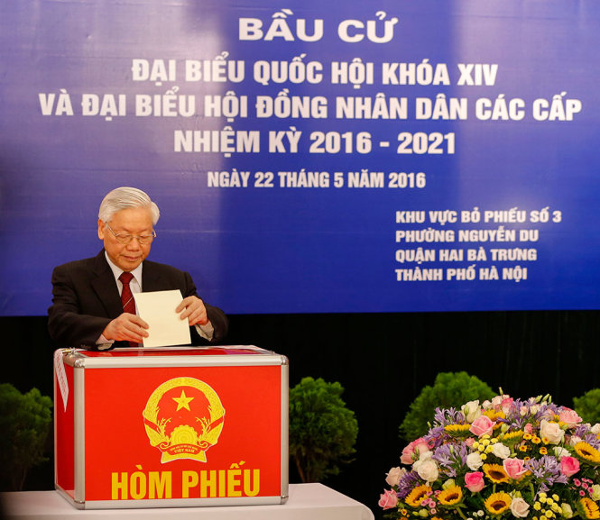 Tổng Bí thư Nguyễn Phú Trọng bỏ phiếu bầu cử tại khu vực bỏ phiếu số 4, phường Nguyễn Du, Quận Hai Bà Trưng, Hà Nội.