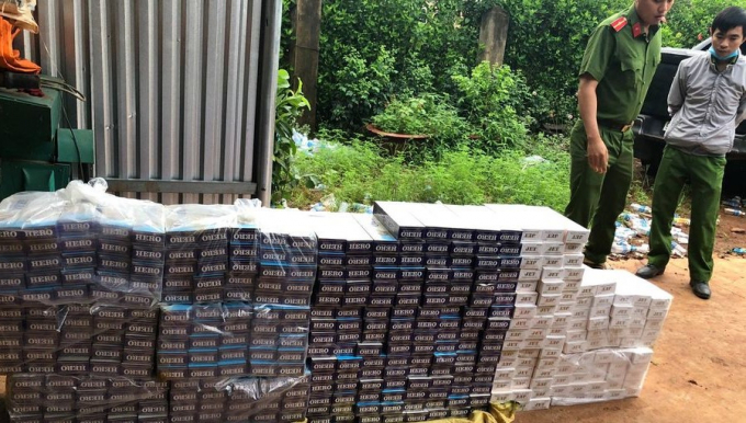 Hàng nghìn gói thuốc lá lậu bị công an huyện Bù Đốp phát hiện thu giữ. Ảnh: CACC.