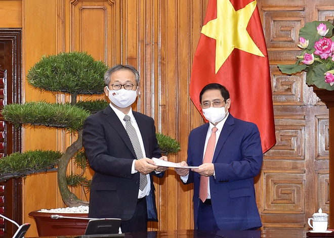 Đại sứ Nhật Bản chuyển thông điệp của Thủ tướng Suga Yoshihide gửi Thủ tướng Phạm Minh Chính. Ảnh: VGP/Nhật Bắc.