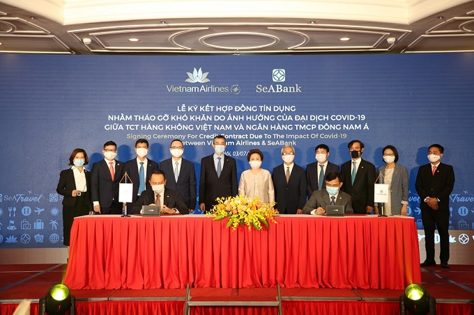 Đại diện Vietnam Airlines và SeABank ký kết hợp đồng tín dụng.