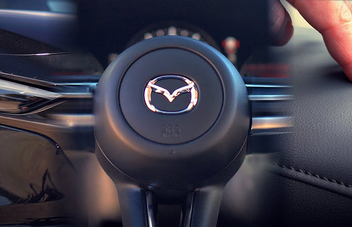 Logo của Mazda trên nắp túi khí sau nhiều năm sử dụng bị giòn và có thể gây nguy hiểm cho lái xe. (Ảnh: Motorbiscuit)