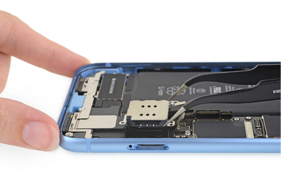 Ổ SIM của iPhone XR và iPhone 11 có thể tháo khỏi bo mạch dễ dàng mà không ảnh hưởng tới linh kiện khác