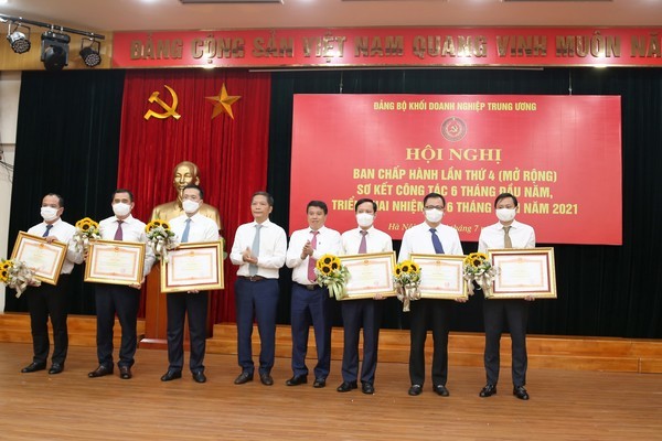 Thừa ủy quyền của Thủ tướng Chính phủ, ông Trần Tuấn Anh, Trưởng Ban Kinh tế Trung ương trao tặng Cờ thi đua của Chính phủ cho tập thể Ban Tổ chức Đảng ủy Khối Doanh nghiệp Trung ương.