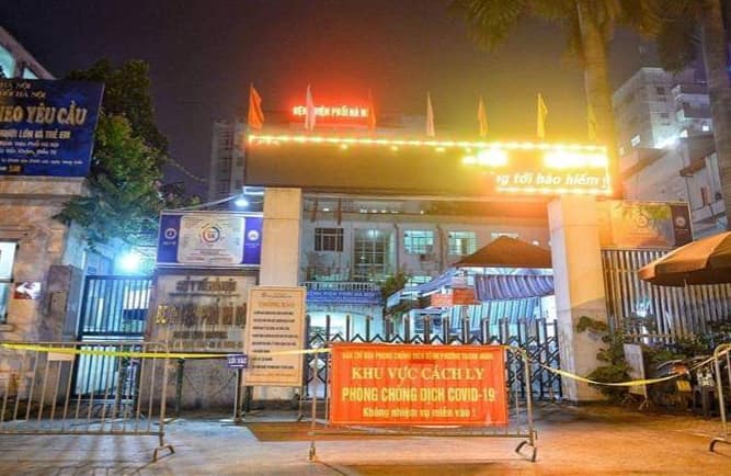 Bệnh viện phổi Hà Nội đã được chăng dây phong toả ngay trong tối 25/7. (Ảnh: Đắc Huy)