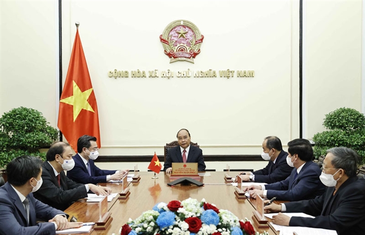 Chủ tịch nước Nguyễn Xu&acirc;n Ph&uacute;c trong cuộc điện đ&agrave;m với Chủ tịch nước Cuba Miguel D&iacute;az-Canel.