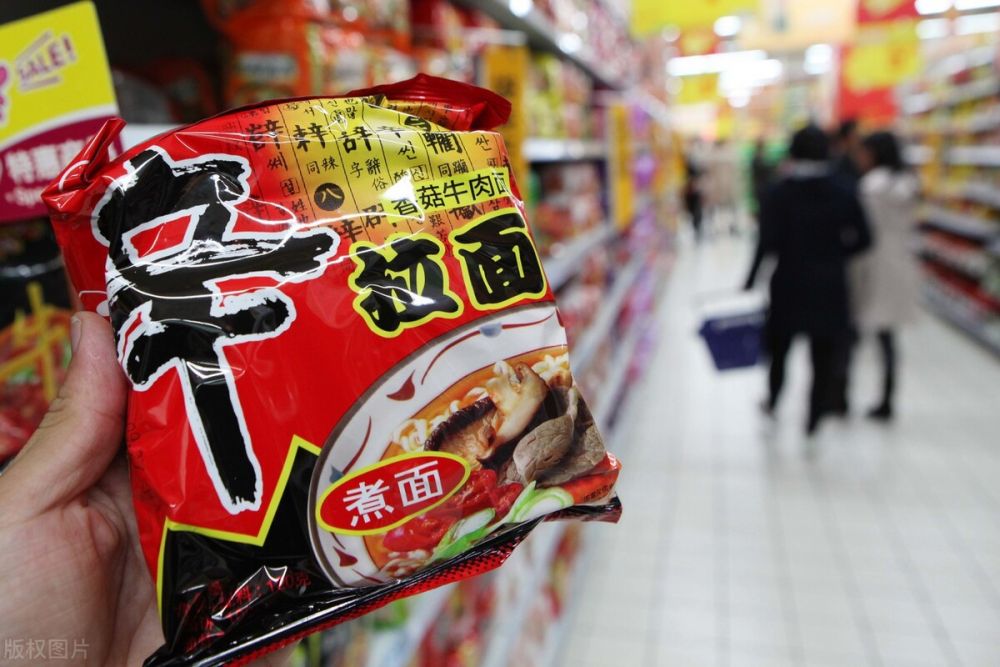 Các sản phẩm mì ăn liền của hãng Nongshim (Hàn Quốc) được bán khá phổ biến tại châu Âu - Ảnh: Min News