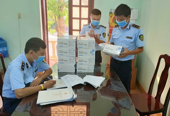1.000 bộ kit test nhanh Covid-19 có dấu hiệu nhập lậu bị thu giữ tại Quảng Bình