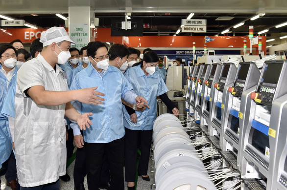 Thủ tướng Phạm Minh Chính tham quan dây chuyền sản xuất của Công ty TNHH Samsung Electronics Việt Nam Thái Nguyên - Ảnh: VGP/Nhật Bắc