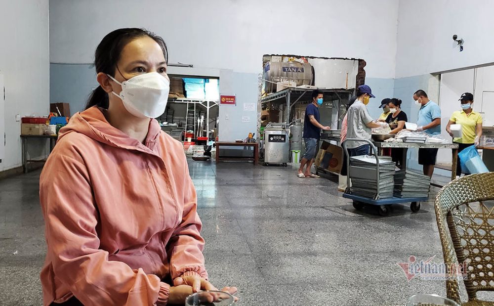 Chị Nguyễn Thị Huyền và công nhân đang hoạt động cầm chừng chờ ngày tiêu thụ hàng trăm tấn hải sản đông lạnh - Ảnh: Quốc Huy