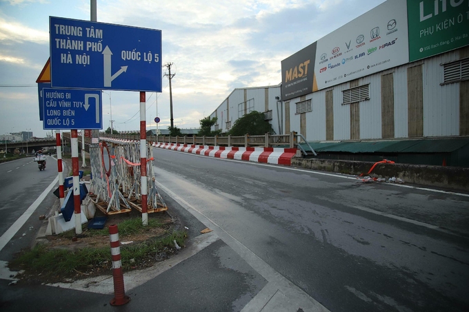 Chốt kiểm soát tại chân cầu Vĩnh Tuy được dỡ bỏ chiều 16/9. Ảnh: Nguyễn Chương
