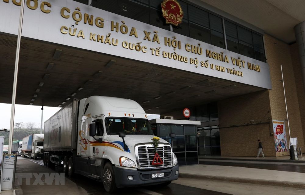 Các xe container chở hàng nông sản chờ làm thủ tục xuất khẩu sang Trung Quốc tại Cửa khẩu quốc tế đường bộ số II Kim Thành. Ảnh: TTXVN