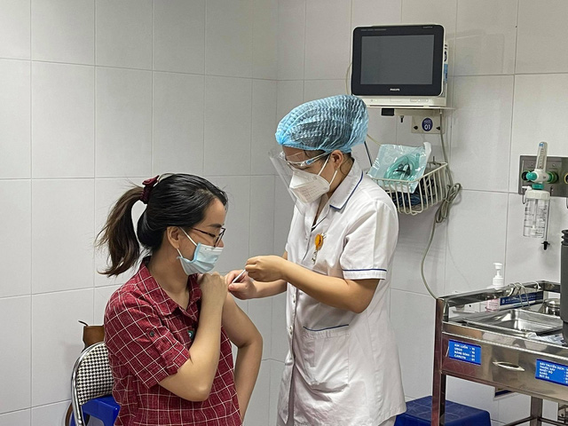 Tiêm vaccine cho phụ nữ mang thai trên 13 tuần tại Bệnh viện Phụ sản TW