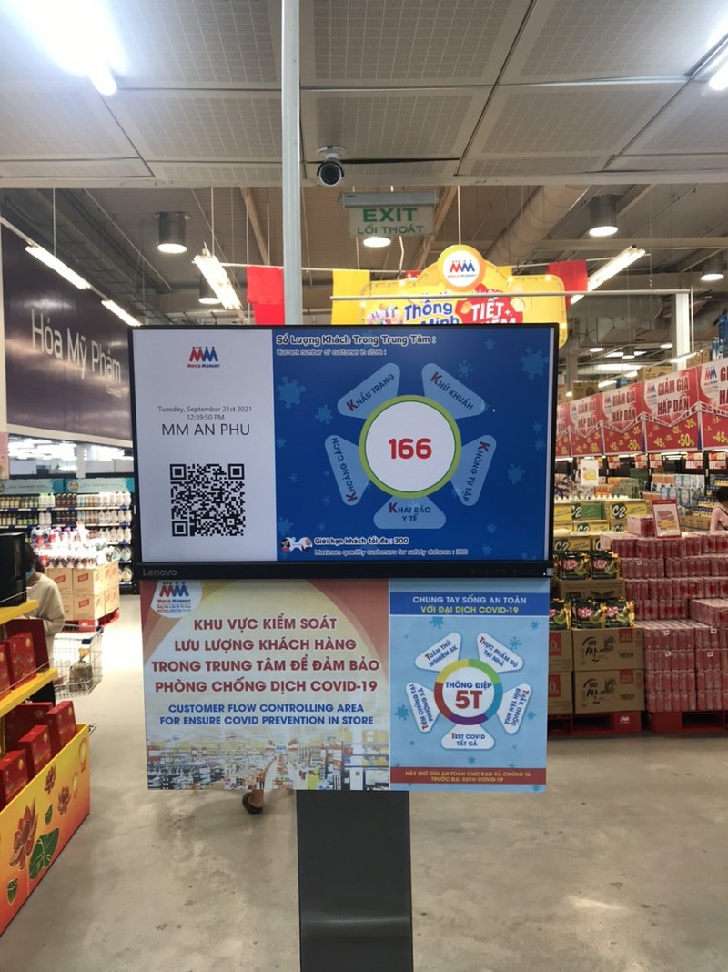Hệ thống máy kiểm soát lượng khách vào siêu thị mua sắm đảm bảo giãn cách theo quy định.