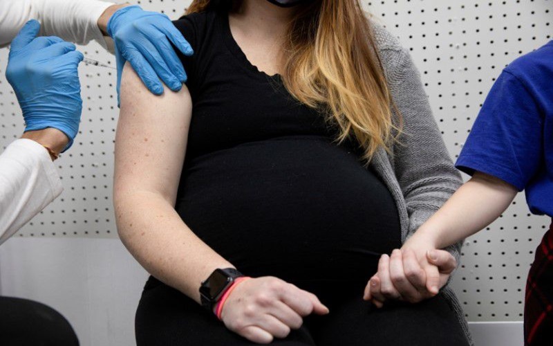 CDC đặc biệt khuyến cáo nên tiêm chủng trước hoặc trong khi mang thai vì lợi ích của vaccine vượt trội so với rủi ro có thể xảy ra.