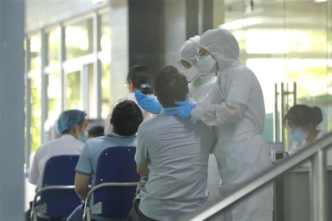 Nhân viên y tế lấy mẫu cho người nhà, bệnh nhân, nhân viên Y tế trong tòa nhà D Bệnh viện Việt Đức. Ảnh: Minh Quyết/TTXVN