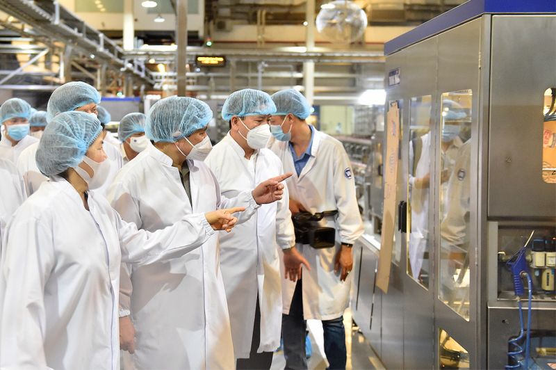 Thủ tướng Chính phủ Phạm Minh Chính thăm cơ sở sản xuất của Công ty Sữa Vinamilk tại khu công nghiệp Mỹ Phước, tỉnh Bình Dương