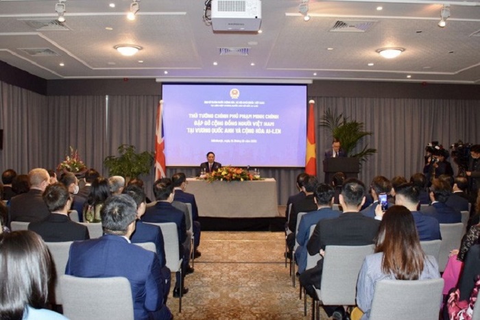 Thủ tướng Phạm Minh Chính gặp mặt cộng đồng người Việt Nam tại Vương quốc Anh và Cộng hòa Ireland (Ảnh: TTXVN)