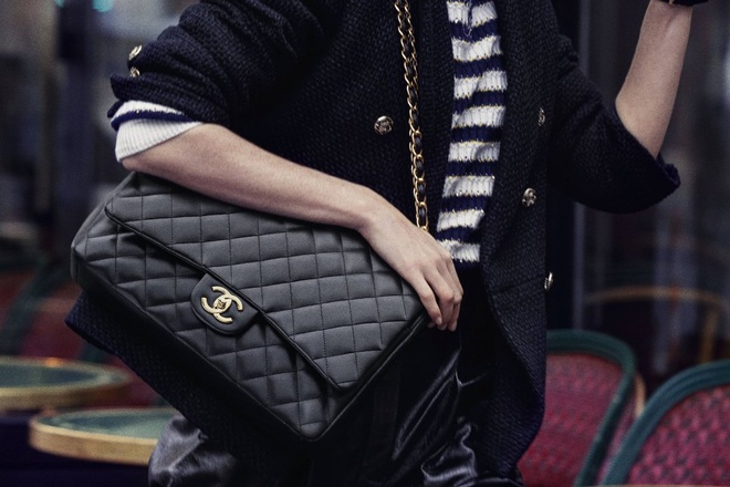 Giá của chiếc túi xách 2.55 bằng da chần bông của Chanel tăng 29%, lên hơn 9.000 USD. Ảnh: SCMP.