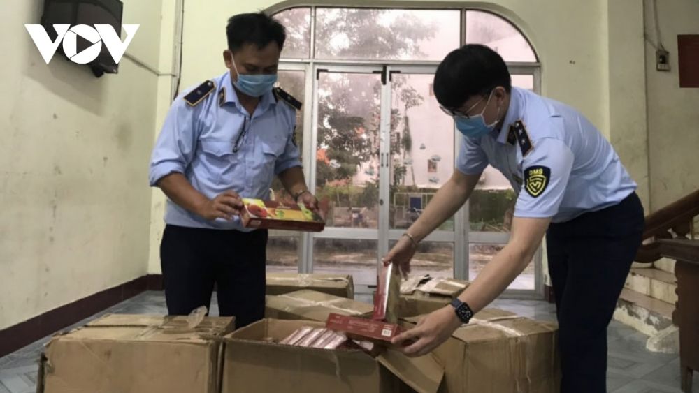 Lực lượng Quản lý thị trường tỉnh Phú Yên tạm giữ một lượng than đốt, hương liệu shisha cùng nhiều hàng hóa khác không có hóa đơn, chứng từ.