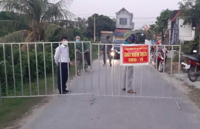 Lực lượng chức năng lập hàng rào phong tỏa tại xã Tân Phong