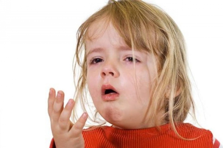Nếu trẻ có biểu hiện sốt, ho, hoặc nghẹt mũi, khó thở thì có thể trẻ đang đồng thời bị mắc COVID-19 và RSV.