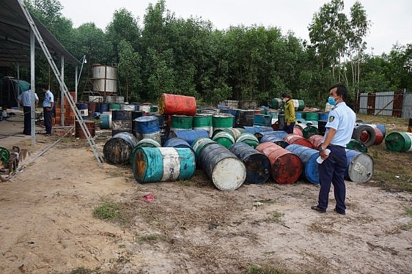 Lực lượng chức năng Bình Thuận kiểm tra co sở sản xuất vi phạm.